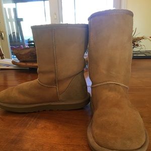 Classic short sand UGGS